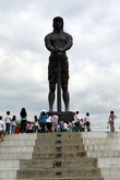 Люди на постаменте памятника борцам за свободу