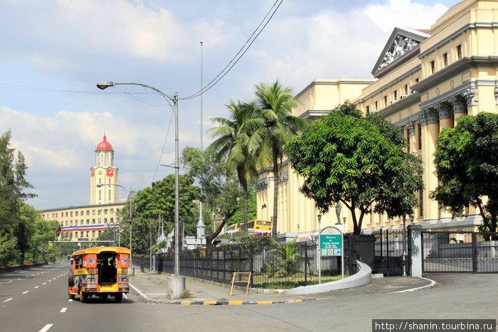 Улица в центре Манилы возле художественного музея. Манила, Филиппины