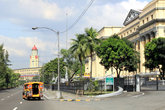 Улица в центре Манилы возле художественного музея.