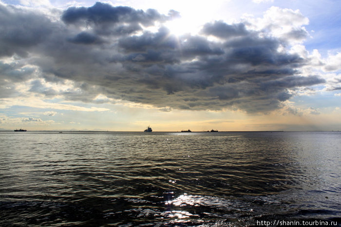 Вид на море с набережной Манилы в районе Малате Манила, Филиппины