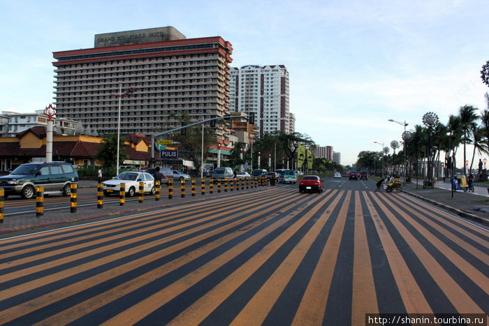 Зебра на дороге. Самый широкий (в мире?) пешеходный переход. Дорогу может переходить сразу рота солдат!!! Манила, Филиппины