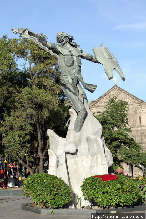Памятник перед входом в церковь Малате Манила, Филиппины