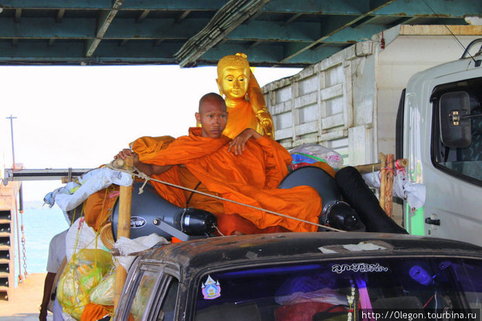 Миссия монаха- перевезти добро одного монастыря в другой Остров Чанг, Таиланд