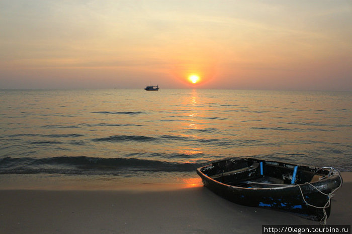 Целый день лодка плавала в море и к вечеру приплыла на берег, теперь отдыхать до утра Остров Чанг, Таиланд