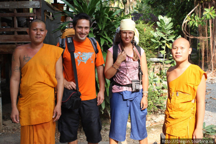 Буддистские монахи желают нам интересного путешествия Остров Чанг, Таиланд