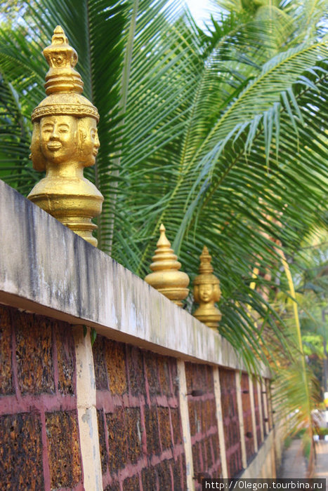 Забор храма служит только украшением, двери всегда открыты Остров Чанг, Таиланд