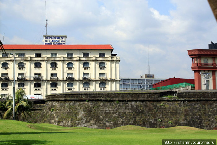 Здание министерства труда за стеной Интрамуроса Манила, Филиппины