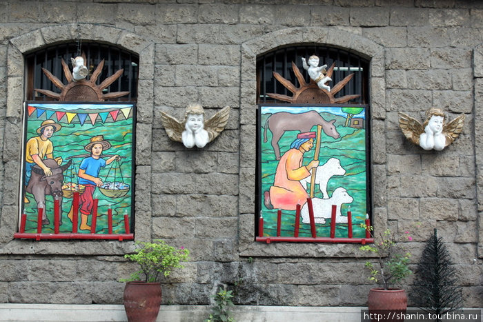 Стена и окна старого каменного дома Манила, Филиппины