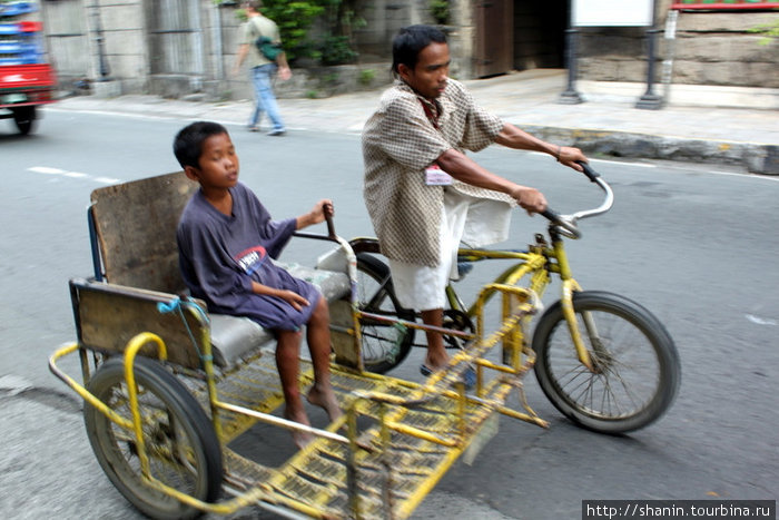 Велорикша спешит подвезти клиента Манила, Филиппины
