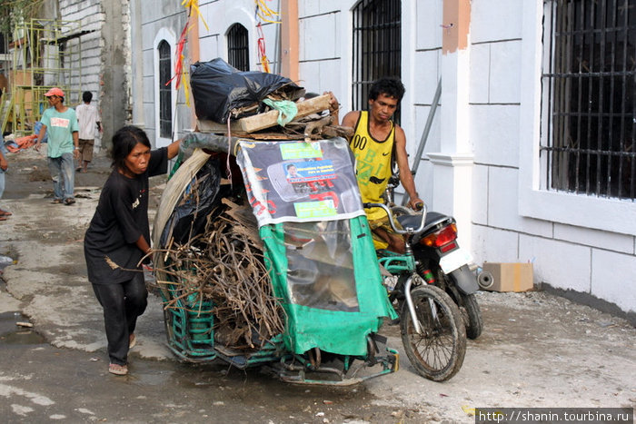Перегруженный велорикша — скрипит, но едет! Манила, Филиппины