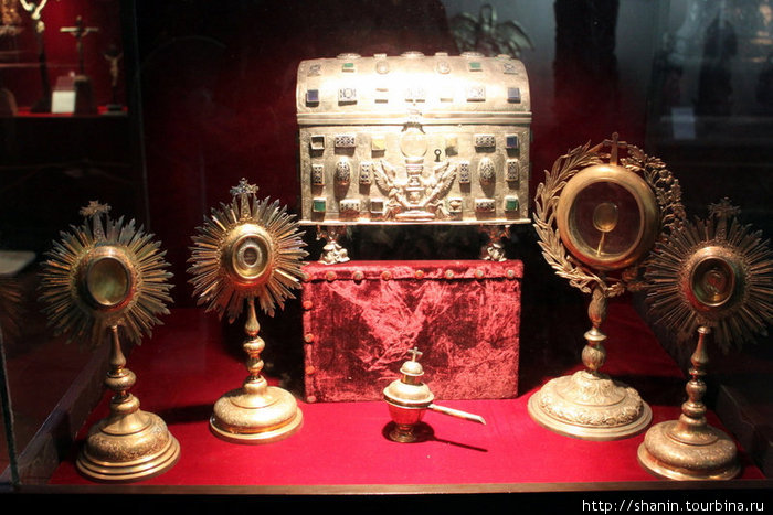 Золотые и серебряные предметы церковной утвари Манила, Филиппины