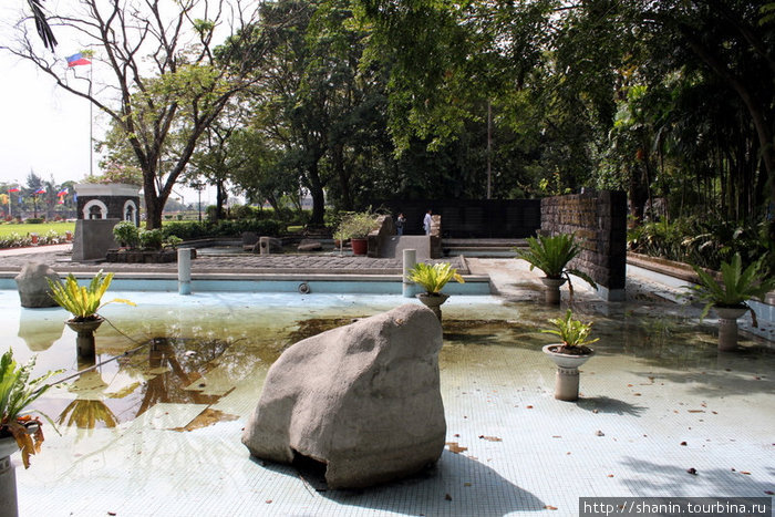Камень возле диарамы расстрела Хосе Рисаля Манила, Филиппины
