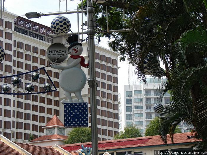 В новогодние праздники пальмы в Сингапуре украшают снеговиками, что смотрится очень нелепо Сингапур (город-государство)