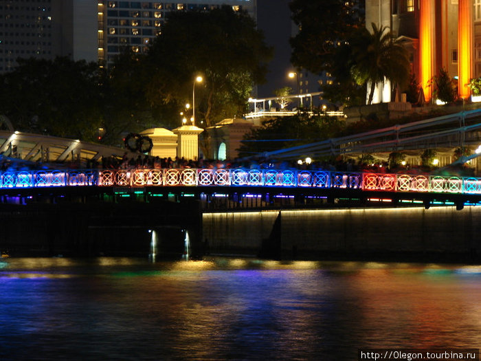 Мост играющий разноцветными лампочками Сингапур (город-государство)
