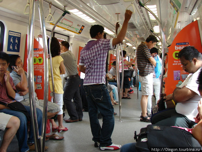 Можно только пешком, но иногда полезно воспользоваться и транспортом, к примеру на метро Сингапур (город-государство)