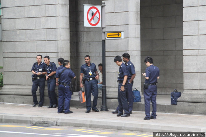 Полиция не спит, а улыбается, когда вокруг порядок Сингапур (город-государство)