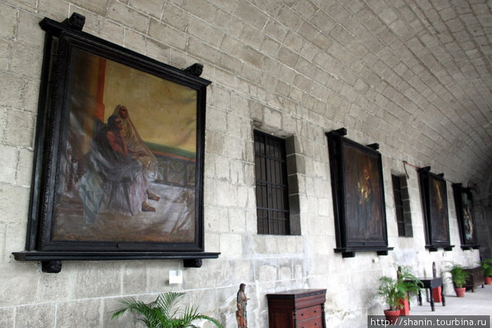 Картины в коридоре музея Манила, Филиппины
