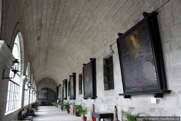 Картинная галерея в коридоре музея Манила, Филиппины