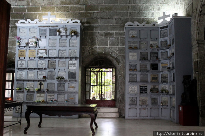 Колумбарий как экспонат музея Манила, Филиппины