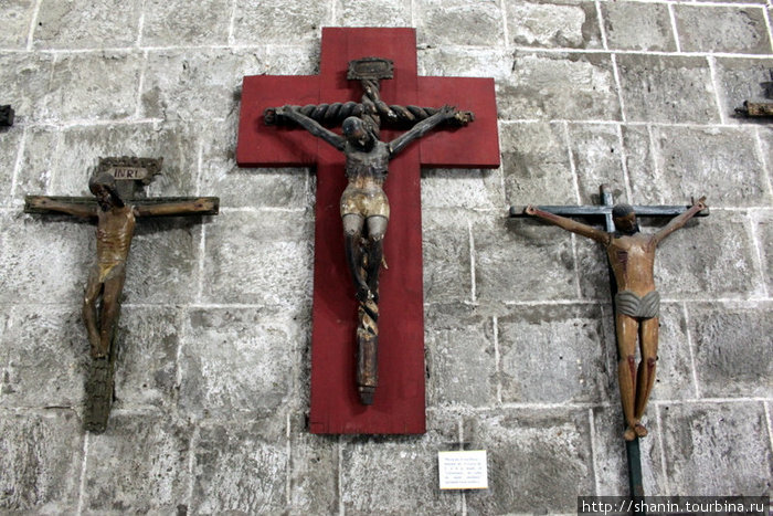 Распятия на каменной стене Манила, Филиппины