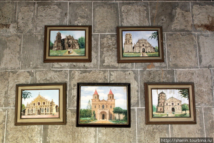 Пейзажи с изображением церквей на стене музея Манила, Филиппины