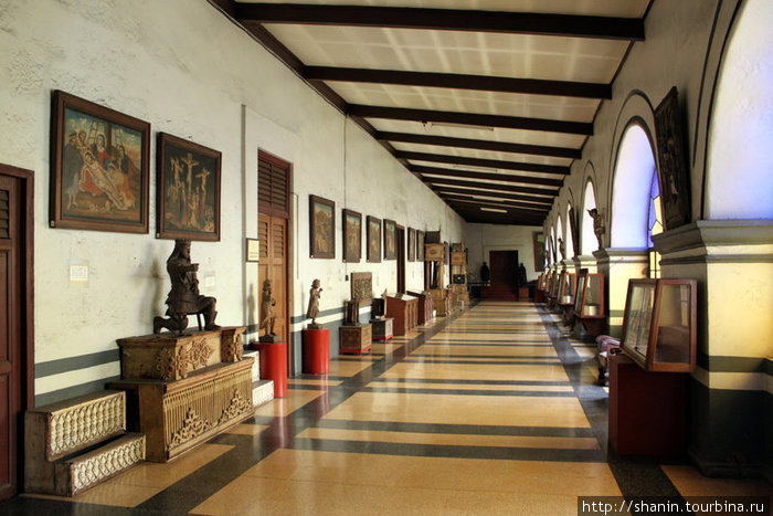 На втором этаже музея Манила, Филиппины