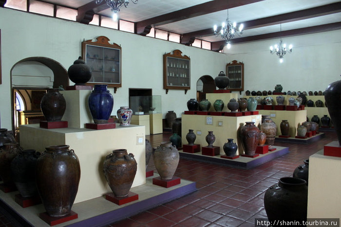 Археологические находки в зале музея Манила, Филиппины