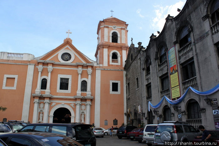 Собор Святого Франциска (слева) и музей (справа) Манила, Филиппины