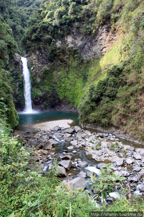 Водопад в ущелье возле рисовых террас Банауэ Рисовые Террасы, Филиппины
