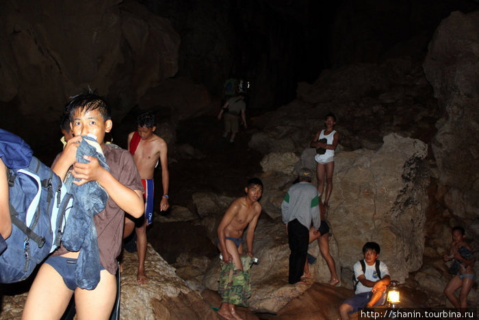 Школьники в пещере Сагада, Филиппины