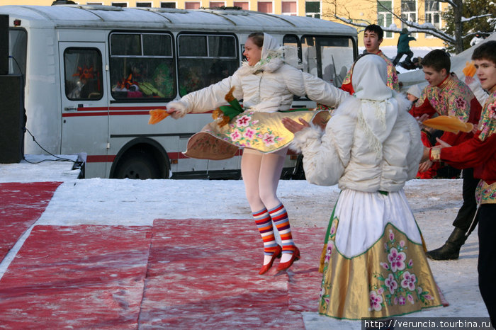 А на празднично украшенной сцене в это время танцевали Калинку малинку.