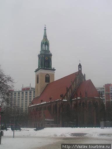 Церковь посреди площади Берлин, Германия