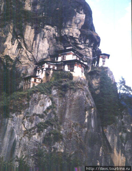 Монастырь Таксанг-Лакханг (гнездо тиицы) над пропастью. Снимок сделан до пожара 1998, когда весь монастырь сгорел дотла и погибло несколько монахов. Паро, Бутан