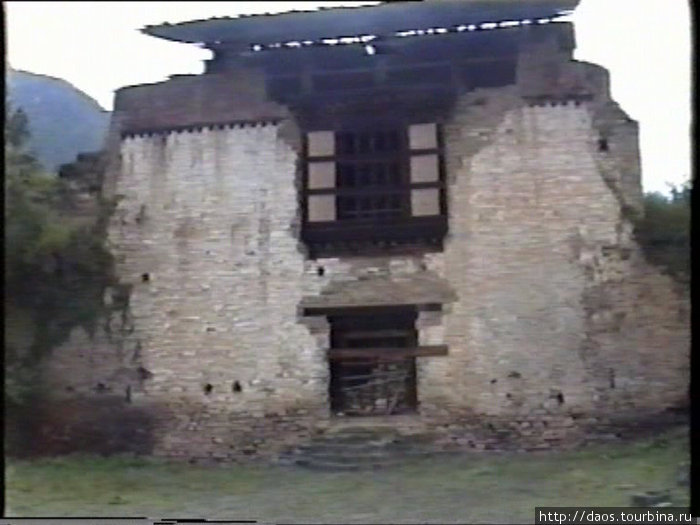 Разрушенный Другьел-дзонг в окрестности Паро, на пути к Тибету и границе у подножья горы Джомолгари (7400) Паро, Бутан