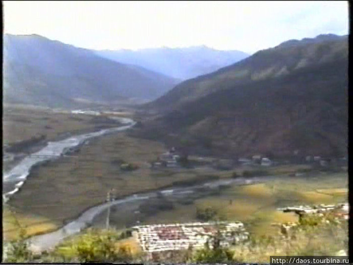 Вид вверх по реке от Паро, внизу — монастырь Дунгтце-Лакханг Паро, Бутан
