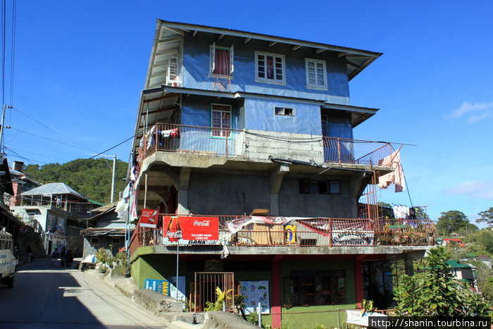 Четырехэтажный дом на главной улице деревни Сагада, Филиппины