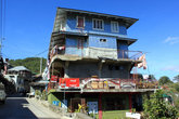 Четырехэтажный дом на главной улице деревни