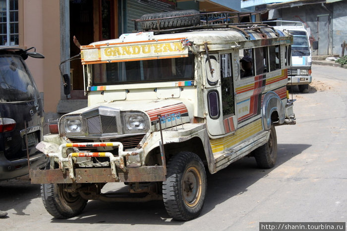 Джипни — основной вид местного общественного транспорта — на деревенской улице в Сагада. Сагада, Филиппины