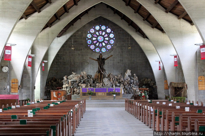 В церкви Богородицы в Сагада Сагада, Филиппины