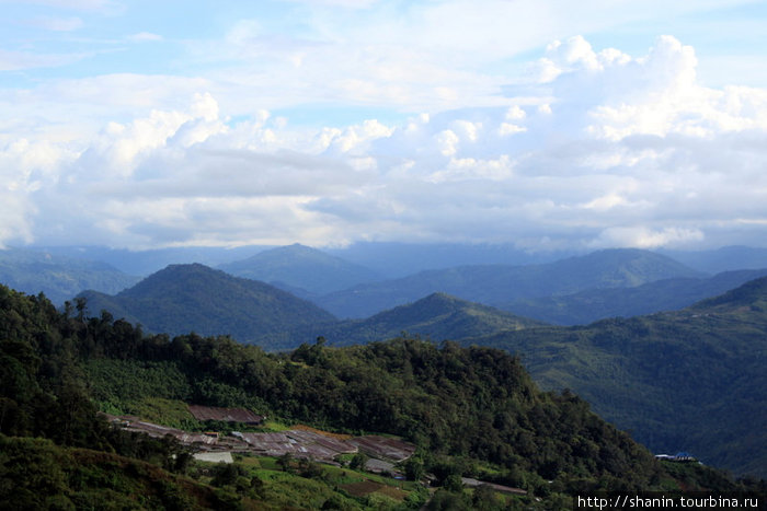 Вид от подножия горы Кота-Кинабалу Штат Сабах, Малайзия