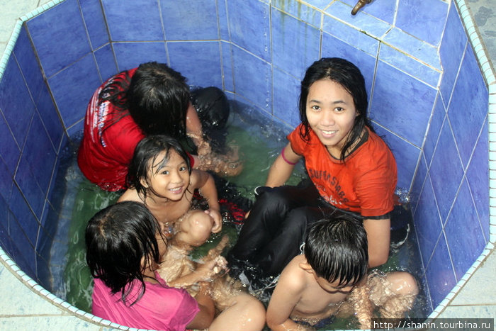 Купание в полупустой ванне Кампонг-Поринг, Малайзия