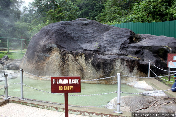 Камень и горячий источник Кампонг-Поринг, Малайзия