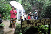 Туристы у водопада Кипунгит