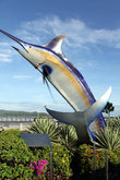 Гигантский тунец на набережной — символ города