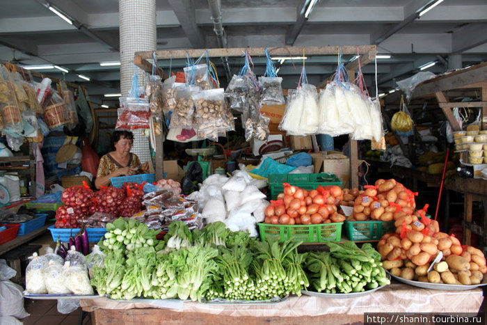На рынке в Кота-Киабалу изобилие овощей и морепродуктов Кота-Кинабалу, Малайзия