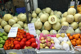 Дыни и яблоки на рынке в Кота-Кинабалу