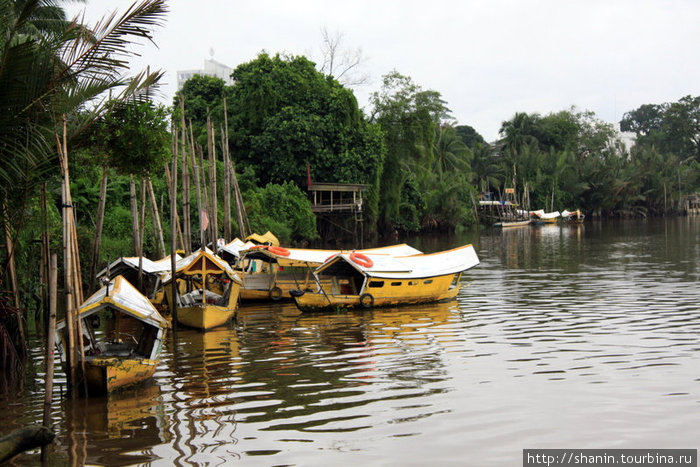 Стоянка лодок у берега Кучинг, Малайзия