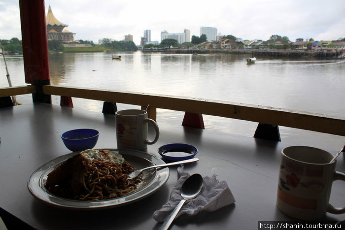 В кафе на берегу реки Кучинг, Малайзия