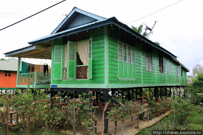 Простой деревенский дом — на противоположном (от центра) берегу реки Кучинг, Малайзия