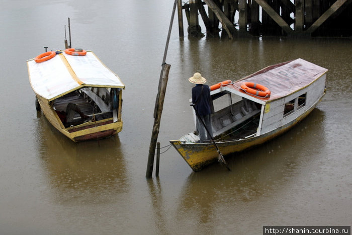 Две лодки под дождем Кучинг, Малайзия